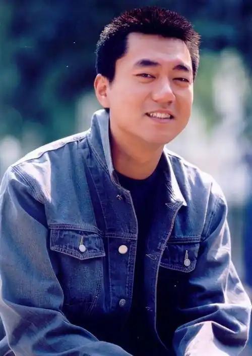 演了一辈子警察，穷得靠老朋友刘丹接济，45岁被嫂子“逼婚”