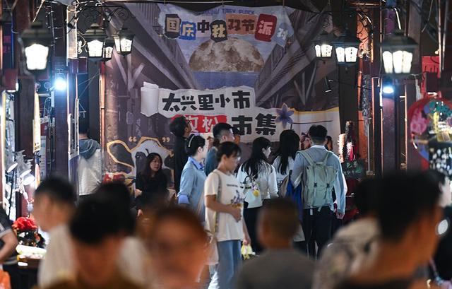 青岛中山路：老城建筑映繁华 烟火气里品青岛