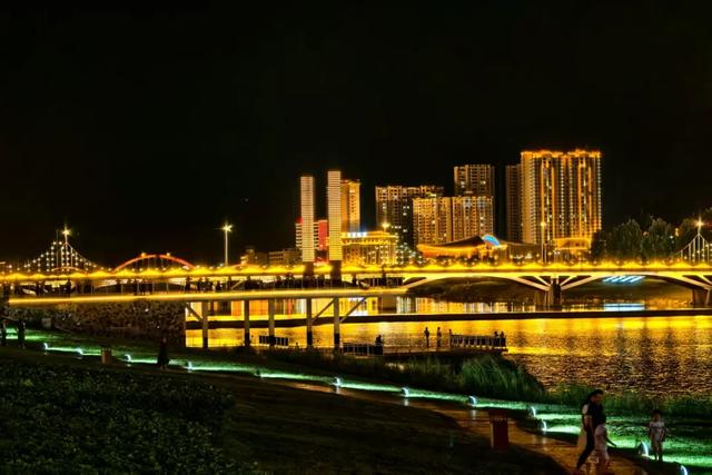 水墨成州夜生辉：青泥河与奎星楼的夜色对话