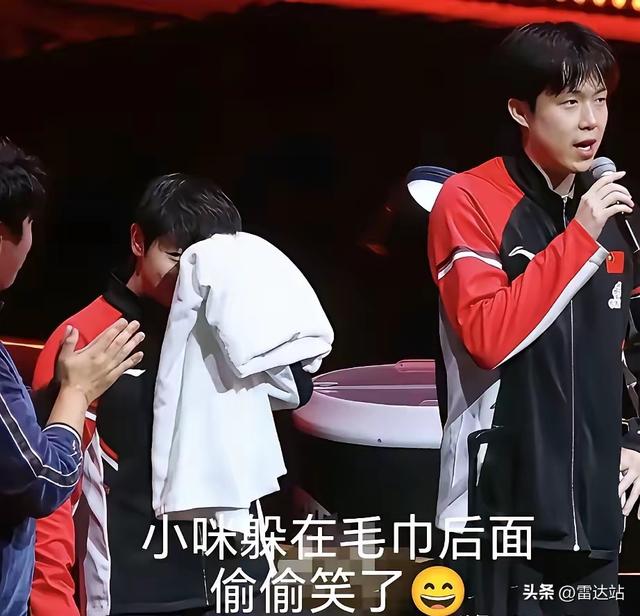 看到主持人，莎莎还是没忍住笑了