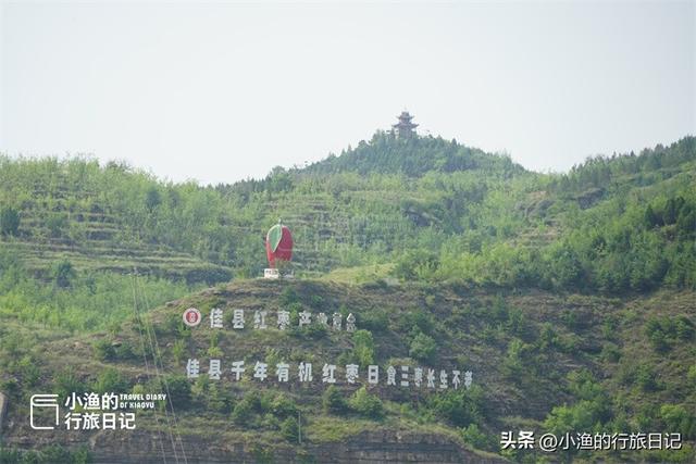 陕西黄河岸边千年石窟寺，建在红色石头上，三面凌空、内有乾坤
