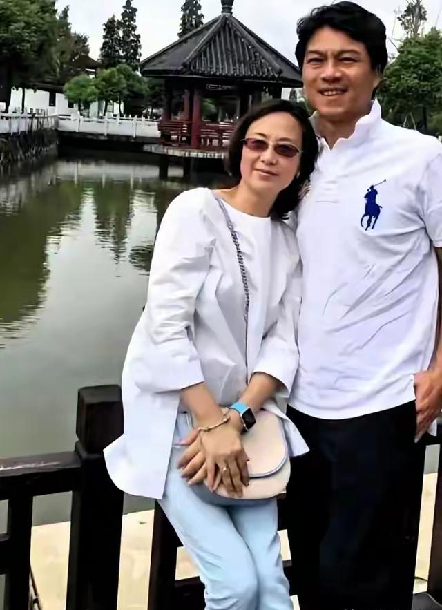 61岁江嘉良似30岁小伙，同框62岁妻子像母子！恩爱多年甜蜜依旧