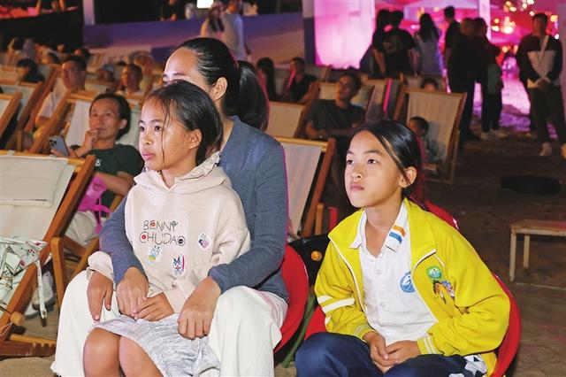 海浪伴光影 沙滩银幕点亮三亚天涯小镇