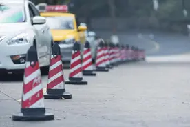 落石隐患丨贵州这一高速进行临时交通管制图片