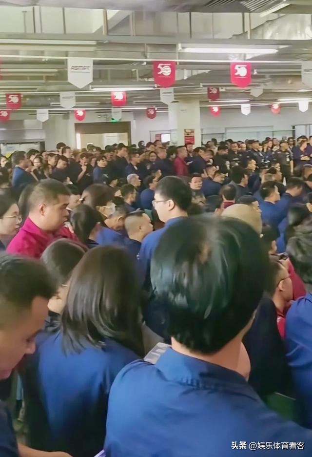 千人大厂突然关门，一年社保2000万！老员工红着眼喊：我的饭碗呢