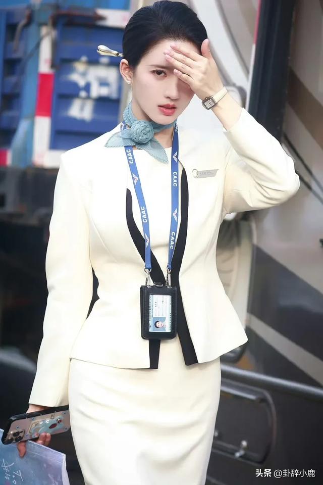内娱空姐刘些宁，肤白貌美大长腿，堪称最美之一，不接受反驳。