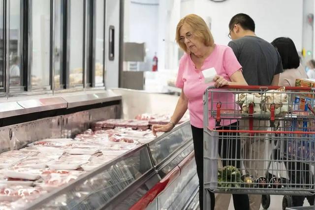 中美GDP差距再次拉大！中国GDP跌到美国60%，到底是哪出问题了？