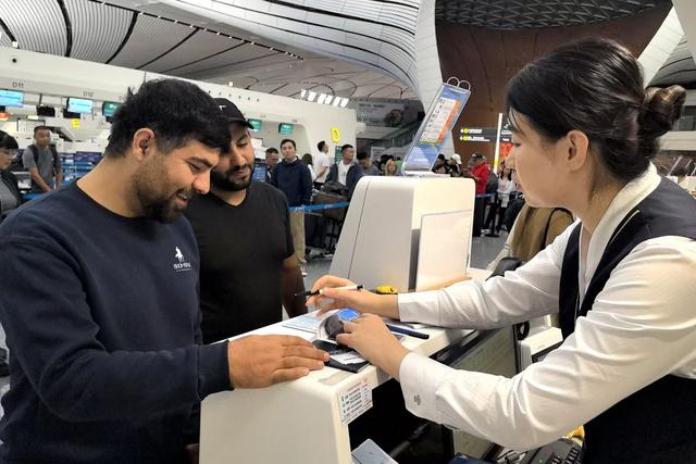 元旦入境游机票预订同比增三成 十大最爱景区北京占两席｜LIN眼相看