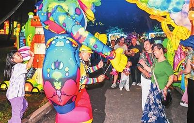 2025年“青岛之夏”艺术灯会以蓝色为主色调 璀璨灯组自带清凉感