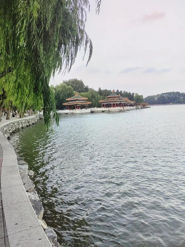 北京北海公园：都有哪些景点，绕湖走一圈看看。