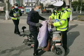 多地严查电动车挡风被，车主想出3种保暖方式，交警不查、不罚！图片