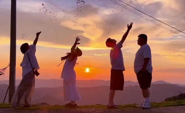 从伤口到视频,中国游客马尔代夫遇险,谁在导演“玩命式创作”