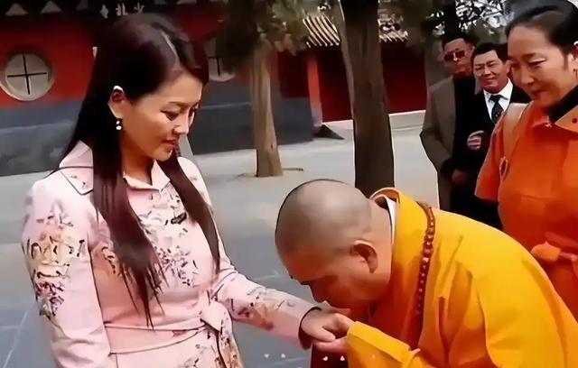 李湘不忍了！公开坦白和释永信的真实关系，亲吻照终于真相大白