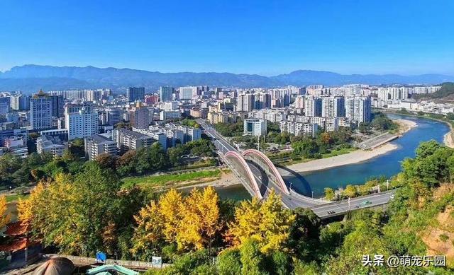 初冬恩施悄然变美，银杏枫树争相斗艳，我被这诗意时光深深震撼