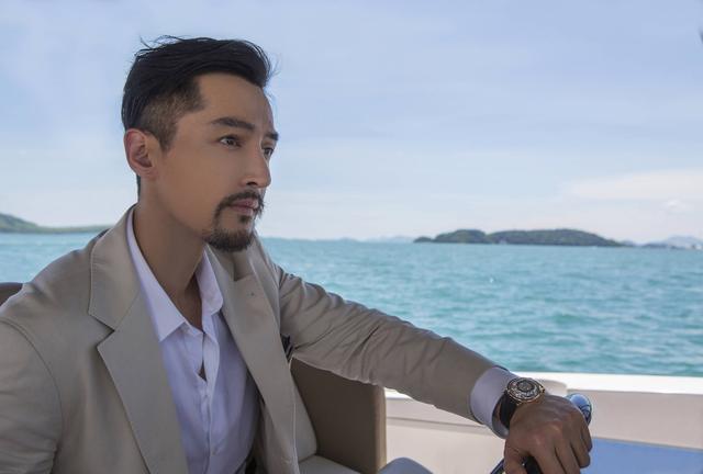 43岁胡歌涅槃归来，车祸伤疤成勋章，携经纪人妻女同框近况太解气 第15张