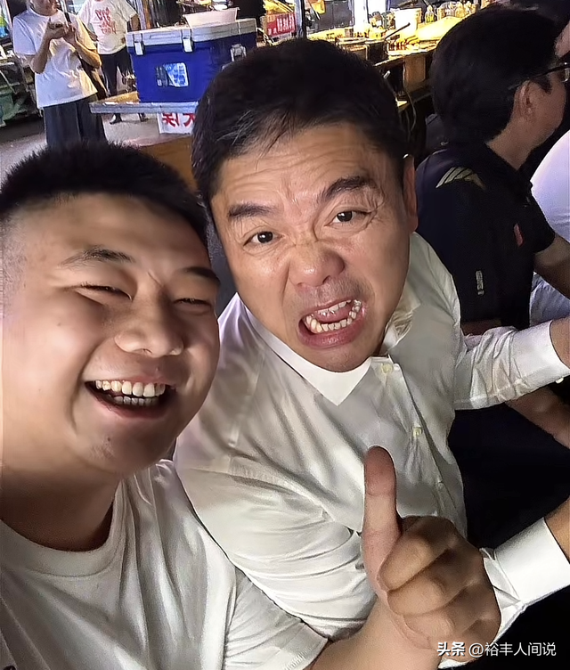 刘强东回宿迁彻底放飞自我！主动揽肩，做鬼脸，用塑料碗大口喝酒