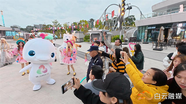 “大湾鸡”空降南湖乐园引燃冬日欢乐，游客直呼：治愈一切emo！
