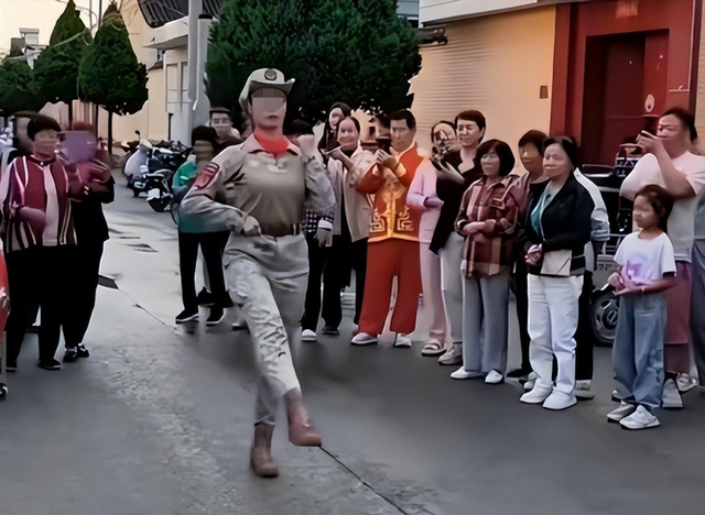 93受阅女兵参加婚礼被骂惨！网友：穿这套衣服去是几个意思？