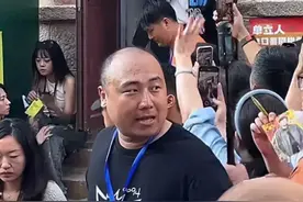 黄晓明现身青岛被拍，一头浓密黑发却是假发，假发分层很明显图片