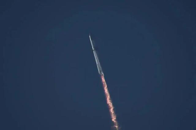 星舰火箭试飞成功！特朗普：要把美国星条旗插上火星