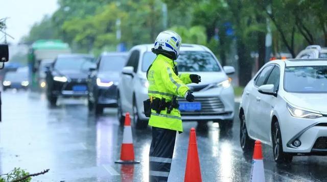 全国交警集体“改名”！别小看这2个字，以后不只贴罚单了