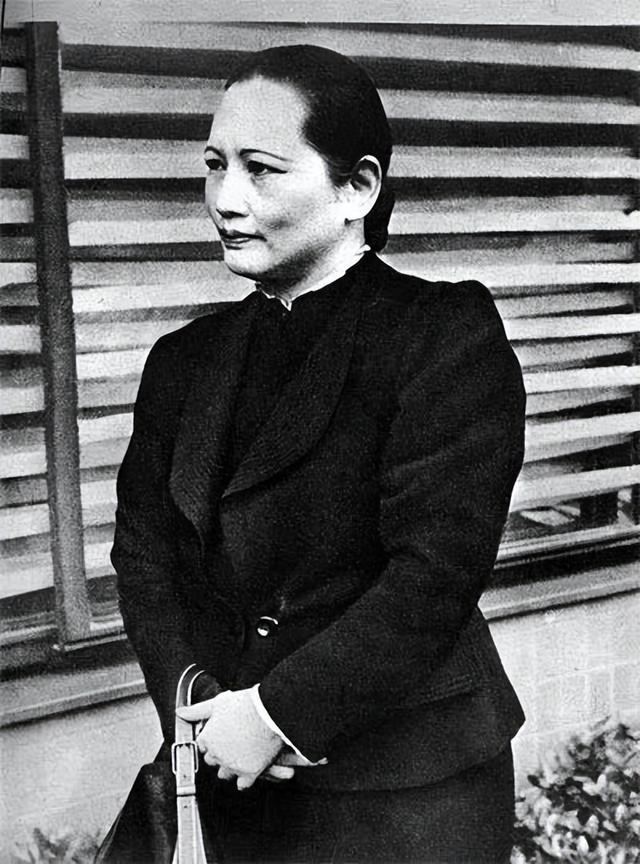 孙中山和宋庆龄的一张真实合影！真是太美了，颜值碾压影视演员！