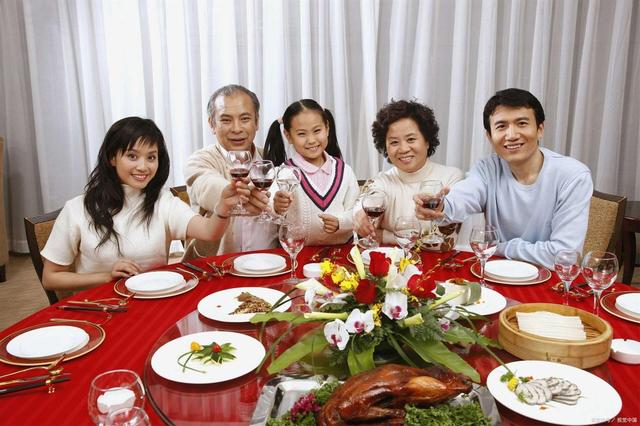 包工头与食堂大姐相好五年，工程完工想离开，却没料到大姐不能惹