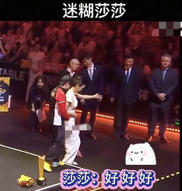 孙颖莎在颁奖仪式出洋相了 和曼昱抢着握手 没想到一个举动 球迷沸腾