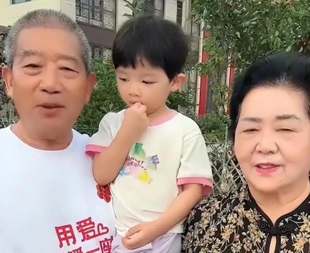 小天赐，终为父母当年的“冲动”买了单，年仅6岁活得不像个小孩