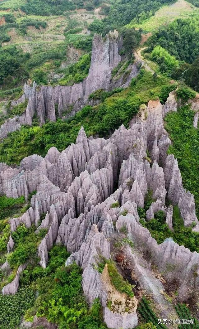 嵩明朋友圈丨牛栏江“七彩土林” 藏在山水间的秘境