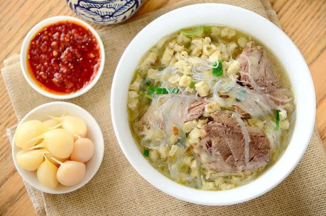10位驴友相约西安，吃美食喝茅台，结账时个个呆滞，老板：别赖我