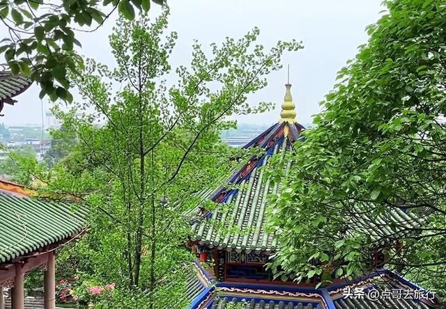 成都彭州被冷落的寺庙，殿宇壮观恢宏，位置堪称上乘，不要门票！