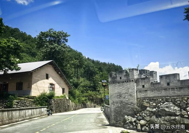秦岭深山一条导航不出来的路，却是一条千年古道，有老屋有古树