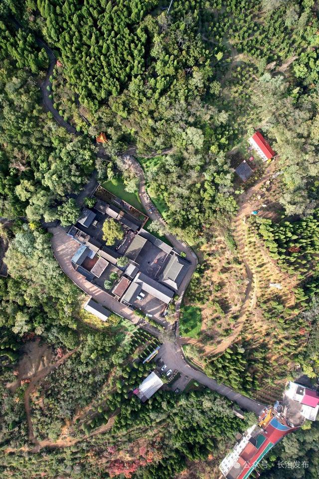 寻色三晋·山河入画｜太行一号旅游公路：在红叶云海间，驶入秋日的山水长卷