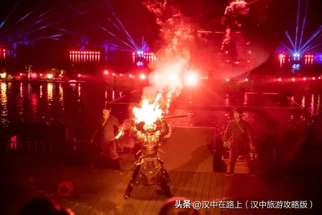 汉中这场演出铁花炸裂、孔明灯漫天，好看好玩还出片！