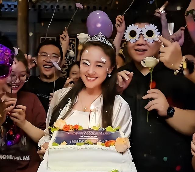 离婚7年，高调参加阅兵礼的王小玮，早已是王小海高攀不起的存在