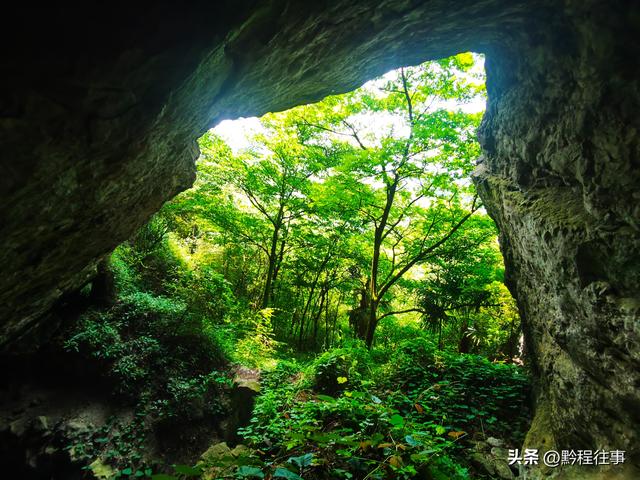 一个洞内烟云氤氲的躲匪洞，一个白练如幕的暗河瀑布