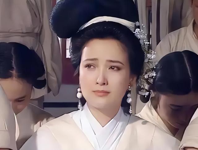 何晴葬礼举行！儿子手捧骨灰，遗像曝光惹泪目，廖京生现身送别