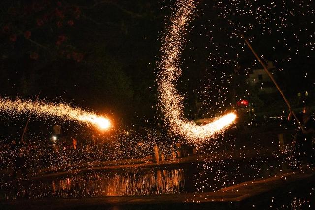 炭花舞“水形态”亮相齐云山！横江上演千年浪漫｜皖美夏日