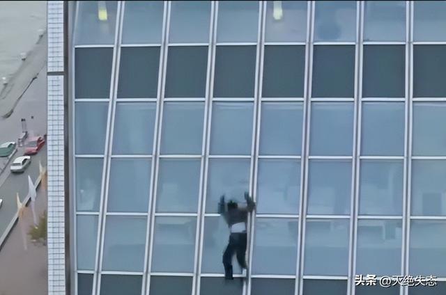 官媒对成龙的称呼变了，三字之差释放强烈信号，王晶那番话没说错