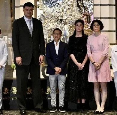 姚明和女儿机场被偶遇, 15岁姚沁蕾身高达1米9, 父女俩人群中像巨人