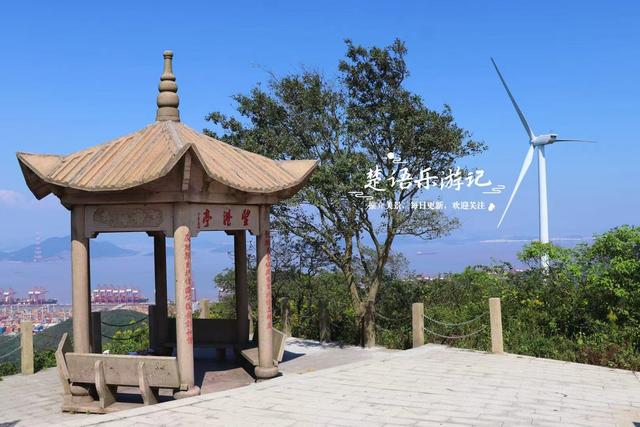 浙江宁波的半岛型山体风景，有遗址也有风车公路，被誉为拍照胜地