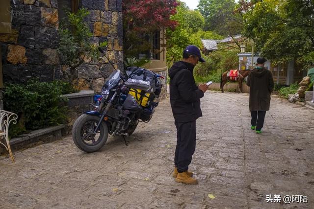 摩旅打卡束河古镇，一不小心进去遛了趟车，石板路况着实感人