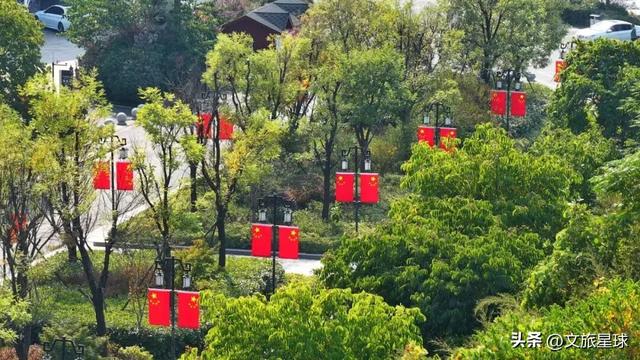 国庆氛围拉满！鸡公山漫山“中国红”，献礼祖国华诞
