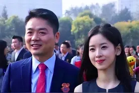 强哥怒了！娇妻章泽天被造谣加入光明会，刘强东霸气晒警方立案书图片