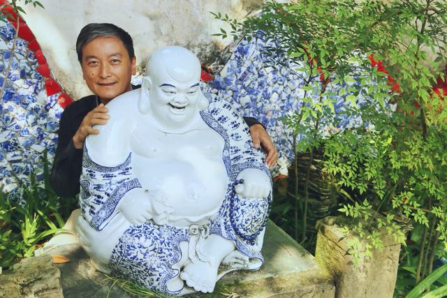 江西景德镇古窑区满地都是名贵瓷器，漂亮养眼逗人爱，没人敢碰瓷