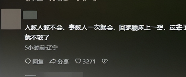 4游客卷入钱塘江！迅速被冲散，目击者拍下全程，没一个值得同情