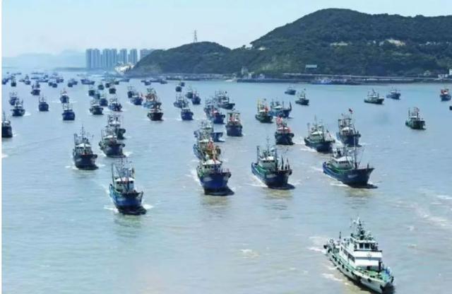 马科斯求锤得锤！10万艘渔船直奔南海，菲律宾这次玩砸了！中国必须给点颜色瞧瞧