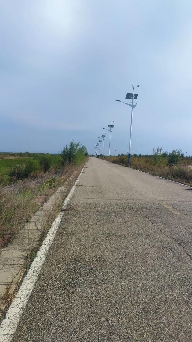 包头城南靠近黄河的昭君湖，也叫小白河景区，黄河浩渺，湖平如镜