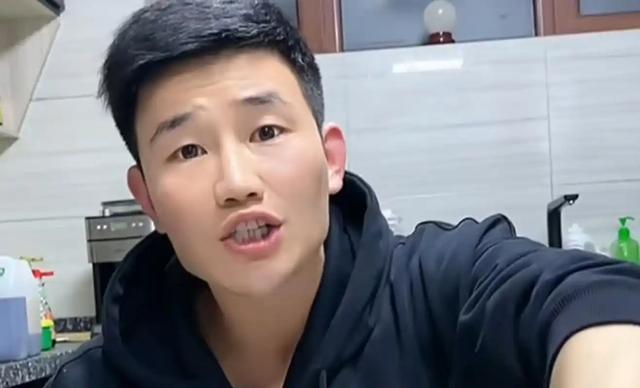 时隔二十多年，嘎子和英子再重逢，两人的差距早就天差地别